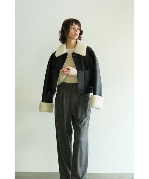 VEGAN LEATHER BOA SHORT JACKET 商品説明ビーガンレザーとボアをボンディングしたショートコート。大きい衿とロールアップされた部分のボアがポイントで、内側もボア仕様なので風を通しずらく暖 L2854929834(21780円)