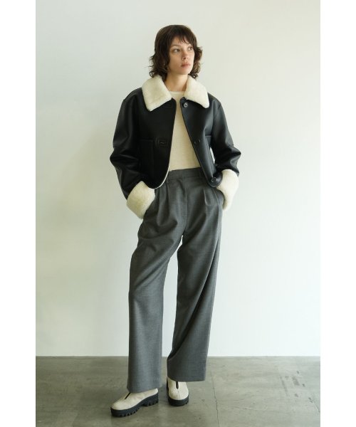 VEGAN LEATHER BOA SHORT JACKET 商品説明ビーガンレザーとボアをボンディングしたショートコート。大きい衿とロールアップされた部分のボアがポイントで、内側もボア仕様なので風を通しずらく暖 L2854929834(21780円)