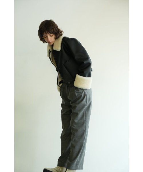 VEGAN LEATHER BOA SHORT JACKET 商品説明ビーガンレザーとボアをボンディングしたショートコート。大きい衿とロールアップされた部分のボアがポイントで、内側もボア仕様なので風を通しずらく暖 L2854929834(21780円)