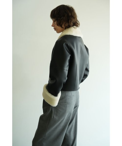 VEGAN LEATHER BOA SHORT JACKET 商品説明ビーガンレザーとボアをボンディングしたショートコート。大きい衿とロールアップされた部分のボアがポイントで、内側もボア仕様なので風を通しずらく暖 L2854929834(21780円)