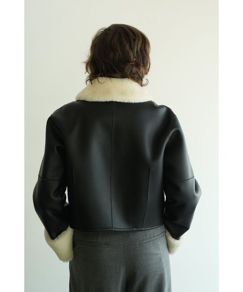 VEGAN LEATHER BOA SHORT JACKET 商品説明ビーガンレザーとボアをボンディングしたショートコート。大きい衿とロールアップされた部分のボアがポイントで、内側もボア仕様なので風を通しずらく暖 L2854929834(21780円)