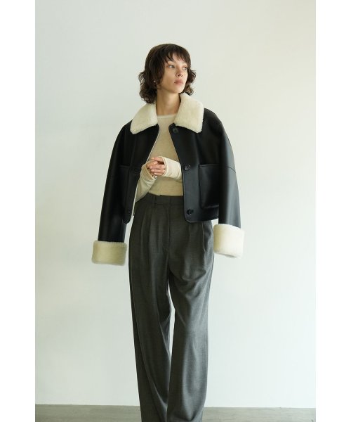 VEGAN LEATHER BOA SHORT JACKET 商品説明ビーガンレザーとボアをボンディングしたショートコート。大きい衿とロールアップされた部分のボアがポイントで、内側もボア仕様なので風を通しずらく暖 L2854929834(21780円)