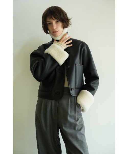 VEGAN LEATHER BOA SHORT JACKET 商品説明ビーガンレザーとボアをボンディングしたショートコート。大きい衿とロールアップされた部分のボアがポイントで、内側もボア仕様なので風を通しずらく暖 L2854929834(21780円)