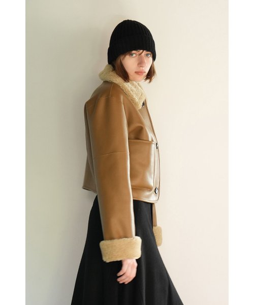 VEGAN LEATHER BOA SHORT JACKET 商品説明ビーガンレザーとボアをボンディングしたショートコート。大きい衿とロールアップされた部分のボアがポイントで、内側もボア仕様なので風を通しずらく暖 L2854929834(21780円)