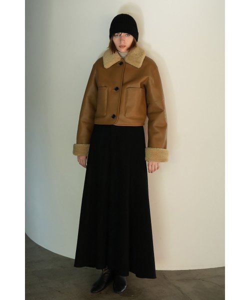 VEGAN LEATHER BOA SHORT JACKET 商品説明ビーガンレザーとボアをボンディングしたショートコート。大きい衿とロールアップされた部分のボアがポイントで、内側もボア仕様なので風を通しずらく暖 L2854929834(21780円)