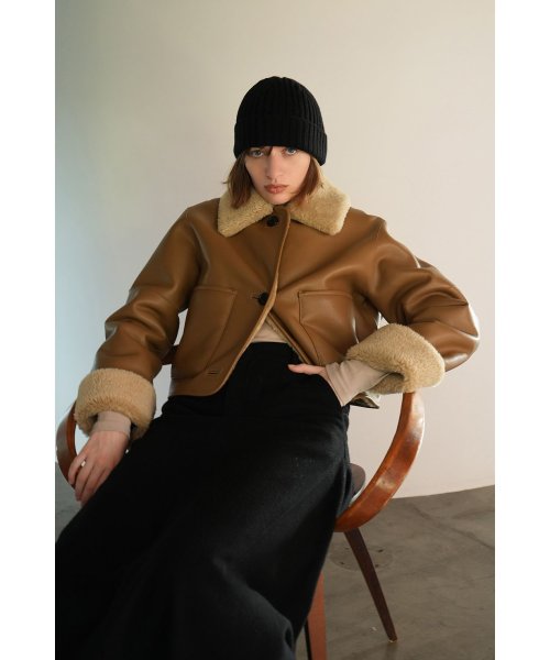 VEGAN LEATHER BOA SHORT JACKET 商品説明ビーガンレザーとボアをボンディングしたショートコート。大きい衿とロールアップされた部分のボアがポイントで、内側もボア仕様なので風を通しずらく暖 L2854929834(21780円)