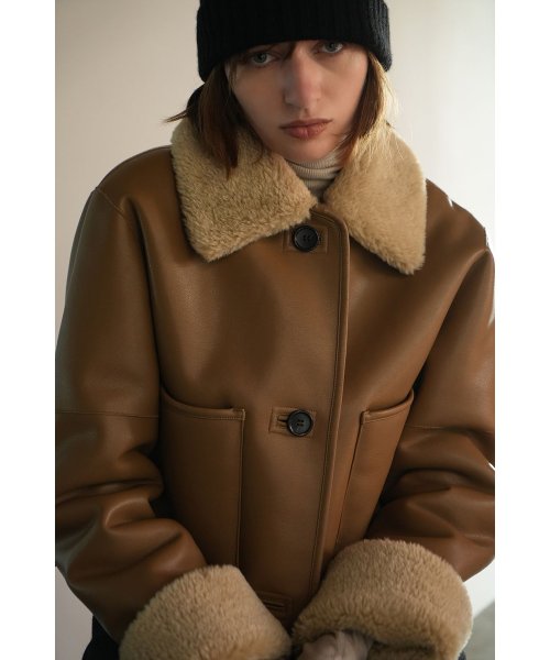 VEGAN LEATHER BOA SHORT JACKET 商品説明ビーガンレザーとボアをボンディングしたショートコート。大きい衿とロールアップされた部分のボアがポイントで、内側もボア仕様なので風を通しずらく暖 L2854929834(21780円)