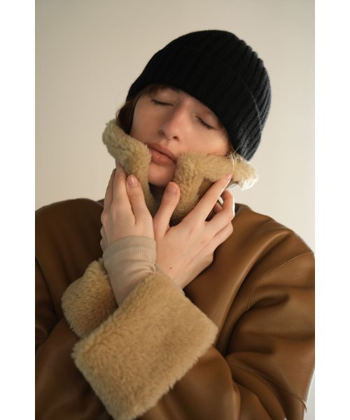 VEGAN LEATHER BOA SHORT JACKET 商品説明ビーガンレザーとボアをボンディングしたショートコート。大きい衿とロールアップされた部分のボアがポイントで、内側もボア仕様なので風を通しずらく暖 L2854929834(21780円)