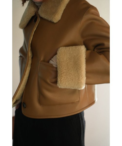 VEGAN LEATHER BOA SHORT JACKET 商品説明ビーガンレザーとボアをボンディングしたショートコート。大きい衿とロールアップされた部分のボアがポイントで、内側もボア仕様なので風を通しずらく暖 L2854929834(21780円)