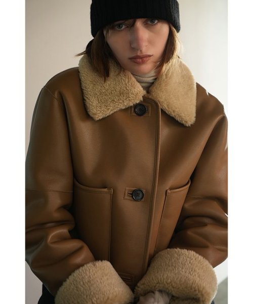 VEGAN LEATHER BOA SHORT JACKET 商品説明ビーガンレザーとボアをボンディングしたショートコート。大きい衿とロールアップされた部分のボアがポイントで、内側もボア仕様なので風を通しずらく暖 L2854929834(21780円)