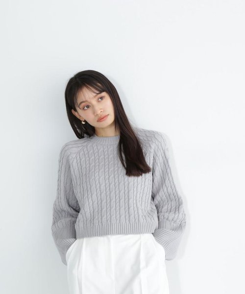 NATURAL BEAUTY BASIC(ナチュラルビューティーベーシック)/クロップドケーブルニット　24SS/img04