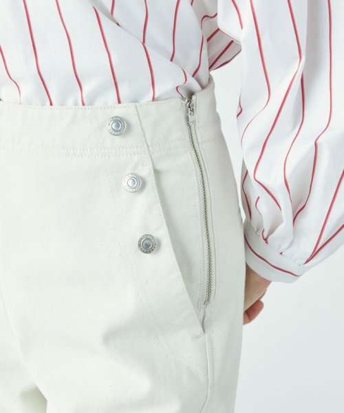 ピグメントドリルクロス ワイドフレアパンツ マリンパンツのディテールをベースにしたワイドフレアシルエット