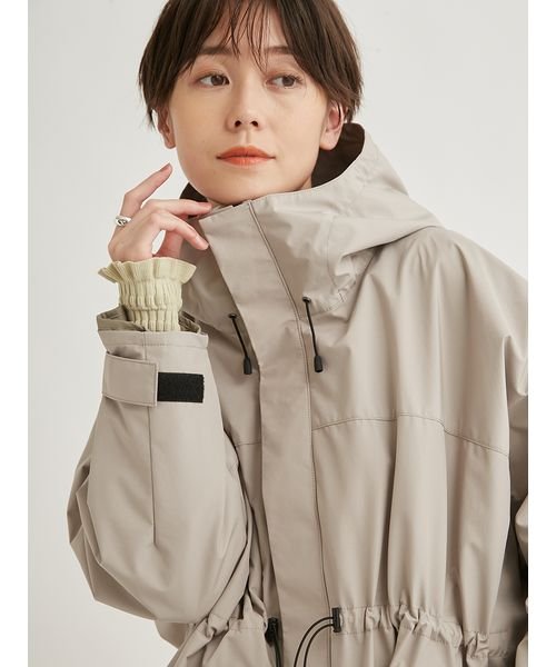 【emmi atelier】撥水中綿インナー付きブルゾン 商品説明■撥水加工■防風透け感:なし裏地：有り生地の厚さ:やや厚手ポケット：有り伸縮性:ほぼなし■Designマット感があり、軽くしなやかな風合い R2022888541(15444円)