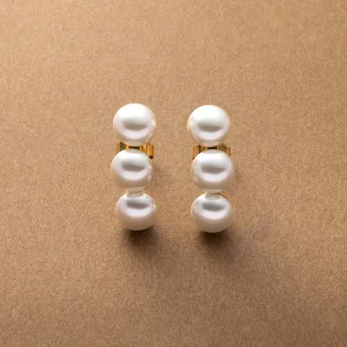 cream dot(クリームドット)/柔らかな艶めきをプラスする、ステンレス製3連パールピアス/img03