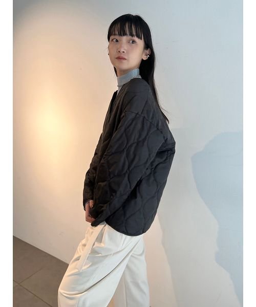 【emmi atelier】撥水中綿インナー付きブルゾン 商品説明■撥水加工■防風透け感:なし裏地：有り生地の厚さ:やや厚手ポケット：有り伸縮性:ほぼなし■Designマット感があり、軽くしなやかな風合い R2022888541(15444円)