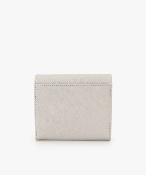 QAW05－01 ウォレット 商品説明シボ感たっぷりのリアルレザーで作られた2つ折りウォレット。外側と内側がバイカラーになっていてとってもキュート。ブランドロゴをあしらったメタルパーツがアクセントになっています。ややコンパク SK1503745604(11550円)