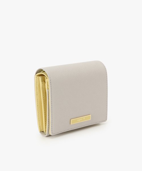 QAW05－01 ウォレット 商品説明シボ感たっぷりのリアルレザーで作られた2つ折りウォレット。外側と内側がバイカラーになっていてとってもキュート。ブランドロゴをあしらったメタルパーツがアクセントになっています。ややコンパク SK1503745604(11550円)