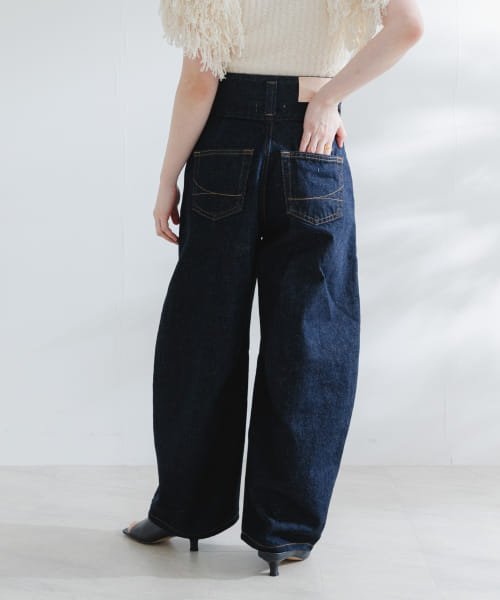 atelierSOMETHING　TLEB　BALLOON 商品説明【TLEB BALLOON】フォルムにこだわった立体感のあるバルーンデニムパンツ。裾にダーツを入れることで生まれる、トレンドのカーブラインが大人可愛い一着です。ワイドなベルトデザ V1676642773(12870円)