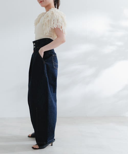 atelierSOMETHING　TLEB　BALLOON 商品説明【TLEB BALLOON】フォルムにこだわった立体感のあるバルーンデニムパンツ。裾にダーツを入れることで生まれる、トレンドのカーブラインが大人可愛い一着です。ワイドなベルトデザ V1676642773(12870円)