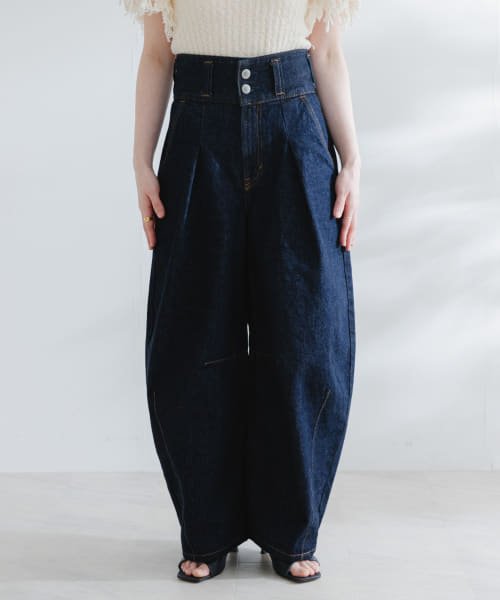 atelierSOMETHING　TLEB　BALLOON 商品説明【TLEB BALLOON】フォルムにこだわった立体感のあるバルーンデニムパンツ。裾にダーツを入れることで生まれる、トレンドのカーブラインが大人可愛い一着です。ワイドなベルトデザ V1676642773(12870円)