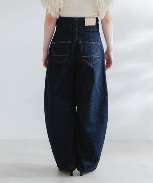 atelierSOMETHING　TLEB　BALLOON 商品説明【TLEB BALLOON】フォルムにこだわった立体感のあるバルーンデニムパンツ。裾にダーツを入れることで生まれる、トレンドのカーブラインが大人可愛い一着です。ワイドなベルトデザ V1676642773(12870円)