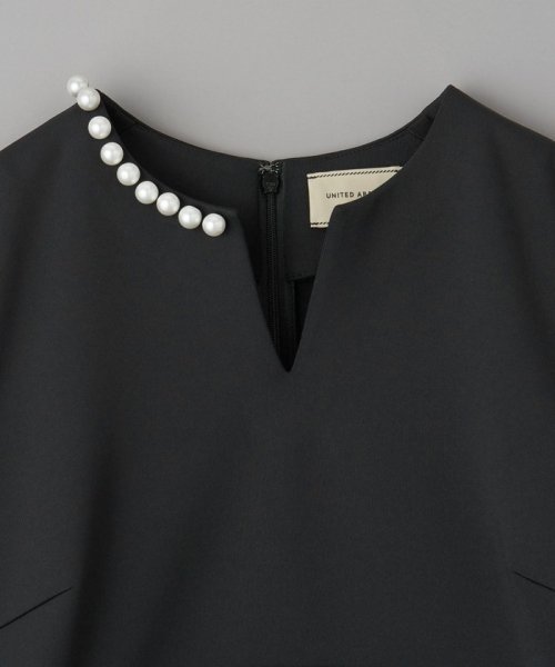 SPONGY パールモチーフ スリットノーカラー ワンピース SPONGY ブラウス B82 W57 H84 着用サイズ：M