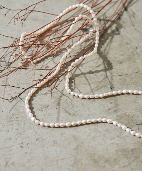 【Hoaw.】パールロングネックレス 商品説明アレンジ自在なロングデザインのパールジュエリー●ドロップ型の淡水パールを使用したロングタイプのネックレス。●贅沢に J1776874978(13728円)