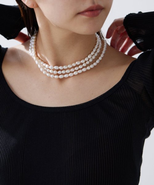 【Hoaw.】パールロングネックレス 商品説明アレンジ自在なロングデザインのパールジュエリー●ドロップ型の淡水パールを使用したロングタイプのネックレス。●贅沢に J1776874978(13728円)