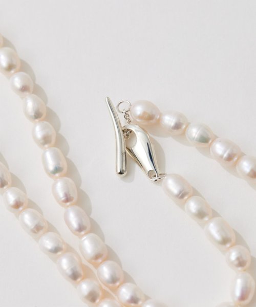 【Hoaw.】パールロングネックレス 商品説明アレンジ自在なロングデザインのパールジュエリー●ドロップ型の淡水パールを使用したロングタイプのネックレス。●贅沢に J1776874978(13728円)