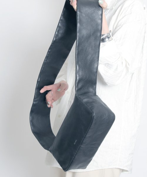 MAISON mou(メゾンムー)/【YArKA/ヤーカ】real leather most wide belt shoulder bag  [bbws] /リアルレザー幅広ストラップベルトショル/img14