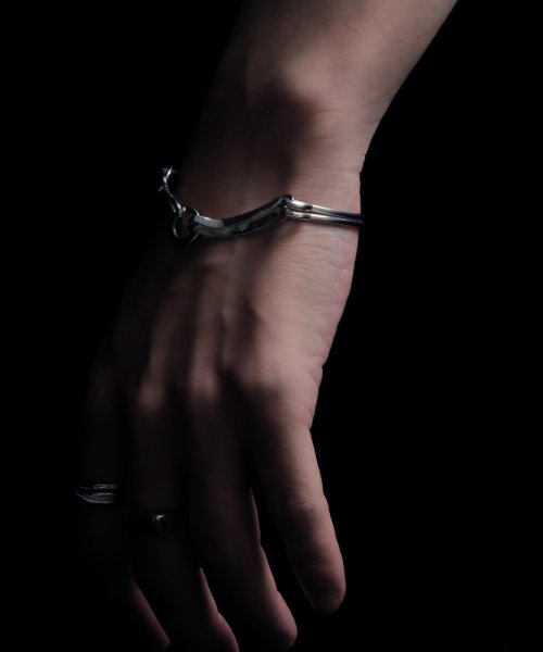 【YArKA/ヤーカ】assembly parts double line bangle [tojir un]/多パーツダブルラインバングル and the tojir with of YArKA/ヤーカ assembly parts double line bangle YArKA concept is ～やか verb it to who thinking 