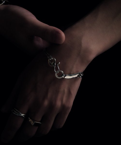 【YArKA/ヤーカ】assembly parts double line bangle [tojir un]/多パーツダブルラインバングル and the tojir with of YArKA/ヤーカ assembly parts double line bangle YArKA concept is ～やか verb it to who thinking 