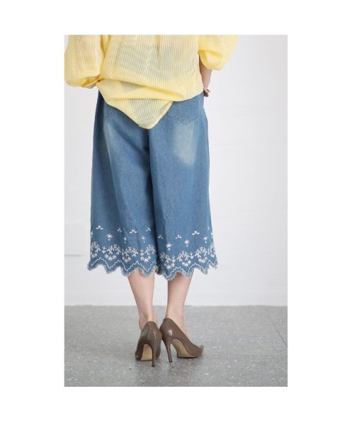 Sawa a la mode(サワアラモード)/レディース 大人 上品 スカラップ裾の刺繍デニムワイドパンツ/img10
