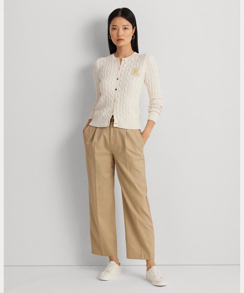 ケーブルニット コットン カーディガン 商品説明ガス焼きコットンで驚くほど柔らかな手触りに仕上げた、クラシックなケーブルニット カーディガン。LRLの刻印入りボタンと胸元にあしらった C1716897808(13200円)