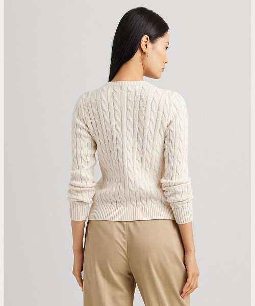 ケーブルニット コットン カーディガン 商品説明ガス焼きコットンで驚くほど柔らかな手触りに仕上げた、クラシックなケーブルニット カーディガン。LRLの刻印入りボタンと胸元にあしらった C1716897808(13200円)