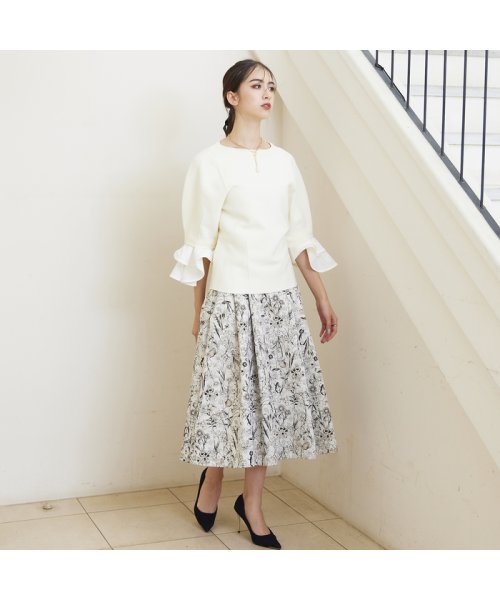 ボートネックフリルニット 商品説明〈Design〉・タックを取った立体的なニット袖・鎖骨周りを美しく見せるボートネック・ボリュームのあるアシンメトリーなフリルがモードな印象・袖のフリルはボタンで取外し可・パンツで G1381292672 (10560円)