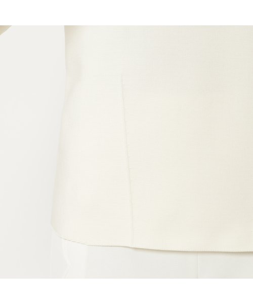 ボートネックフリルニット 商品説明〈Design〉・タックを取った立体的なニット袖・鎖骨周りを美しく見せるボートネック・ボリュームのあるアシンメトリーなフリルがモードな印象・袖のフリルはボタンで取外し可・パンツで G1381292672 (10560円)