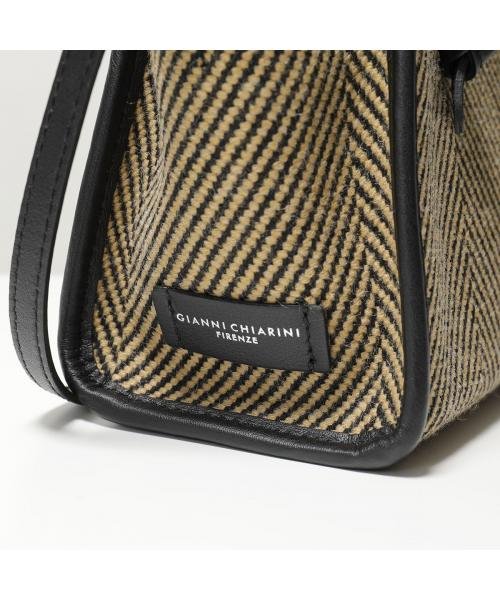 GIANNI CHIARINI BS 8065 SPIGA SE マルチェッラ ハンドバッグ 商品説明バティック調の総柄が特徴的なウール素材のハンドバッグ。コロンと G1403770572(10718円)