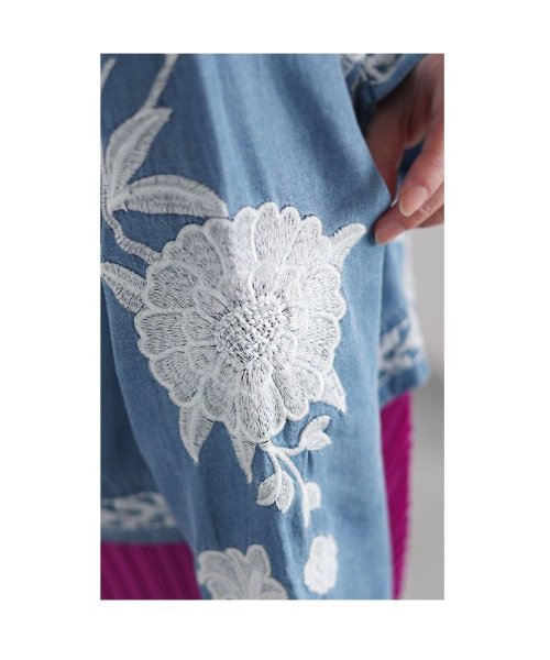 Sawa a la mode(サワアラモード)/レディース 大人 上品 大輪の花刺繍を描いたデニムシャツトップス/img02