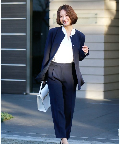 女性らしく細く見せるペプラムスーツ（セットアップ） 