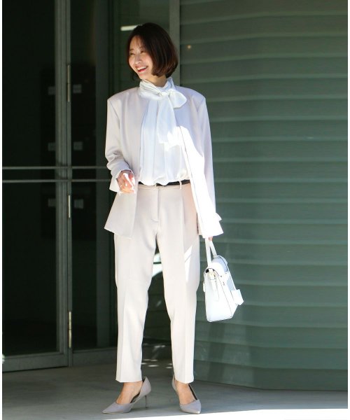 女性らしく細く見せるペプラムスーツ（セットアップ） 