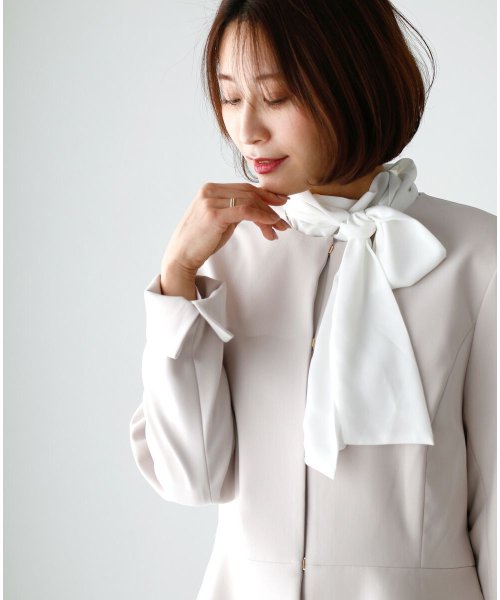 女性らしく細く見せるペプラムスーツ（セットアップ） 