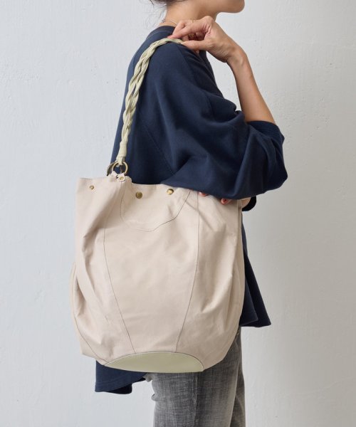 《新色追加予約》チューリップバッグ 個体それぞれの地肌のムラや傷そのままを表情として使用していますので 一点一点風合いが異なります ご了承くださいませ