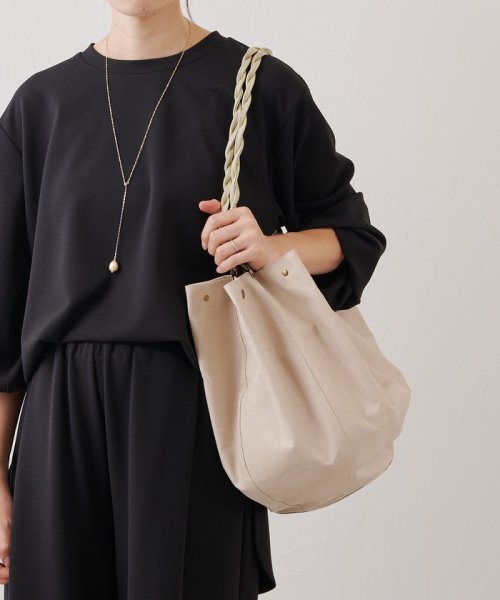 《新色追加予約》チューリップバッグ 個体それぞれの地肌のムラや傷そのままを表情として使用していますので 一点一点風合いが異なります ご了承くださいませ