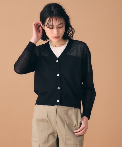 【着回し◎/トレンド】シアーコンビカーディガン 商品説明【さりげないシアー感が着回しやすいショートカーディガン】袖と身頃の上部をシアーに編み立てたショートカーディガン。共糸でシームレスに QGW1309515900(10010円)
