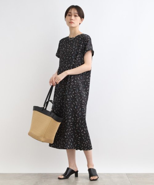 【洗える】ウィングタッチIラインワンピース 商品説明【デザインポイント】羽根のようにラフなタッチを柄にしたオリジナルプリント素材です。配色カラーのアクセントを効かせました。TシャツワンピのようなIラ B1613932544(12485円)