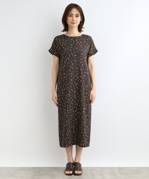 【洗える】ウィングタッチIラインワンピース 商品説明【デザインポイント】羽根のようにラフなタッチを柄にしたオリジナルプリント素材です。配色カラーのアクセントを効かせました。TシャツワンピのようなIラ B1613932544(12485円)