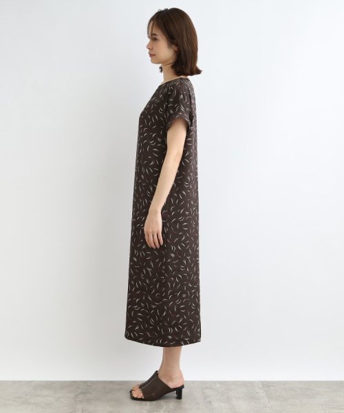 【洗える】ウィングタッチIラインワンピース 商品説明【デザインポイント】羽根のようにラフなタッチを柄にしたオリジナルプリント素材です。配色カラーのアクセントを効かせました。TシャツワンピのようなIラ B1613932544(12485円)