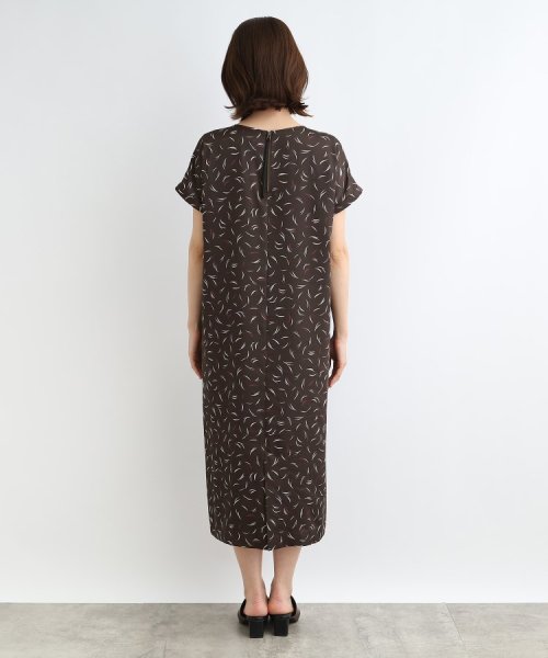 【洗える】ウィングタッチIラインワンピース 商品説明【デザインポイント】羽根のようにラフなタッチを柄にしたオリジナルプリント素材です。配色カラーのアクセントを効かせました。TシャツワンピのようなIラ B1613932544(12485円)