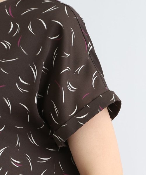 【洗える】ウィングタッチIラインワンピース 商品説明【デザインポイント】羽根のようにラフなタッチを柄にしたオリジナルプリント素材です。配色カラーのアクセントを効かせました。TシャツワンピのようなIラ B1613932544(12485円)